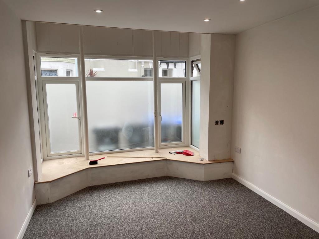 Lot: 19 - FREEHOLD HOUSE ARRANGED AS THREE FLATS IN CENTRAL WORTHING - Living room at front of ground floor flat